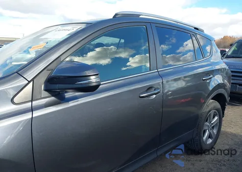 2015 Toyota Rav4 Xle z USA, uszkodzony, nr VIN JTMRFREV2FD102836